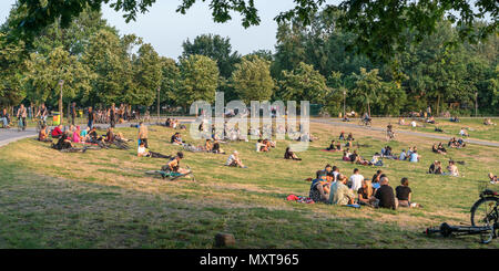 Parc Goerlitzer, les gens se reposent au coucher du soleil, Kreuzberg, Berlin Banque D'Images