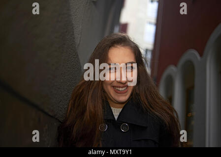 Portrait d'une jeune femme occidentale dans le centre-ville de Zurich, l'appareil photo en souriant Banque D'Images