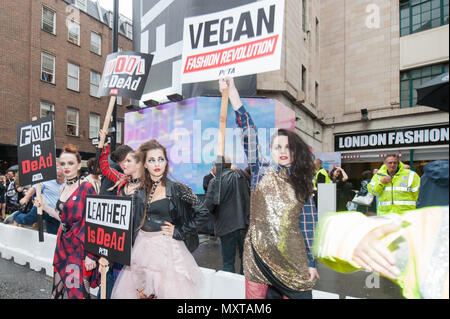 Brewer Street, Soho, Londres. Le 16 septembre 2016. Que Londres célèbre 40 ans de punk, des militants de PETA étincelle son propre "Mode Vegan Revolution' outsi Banque D'Images