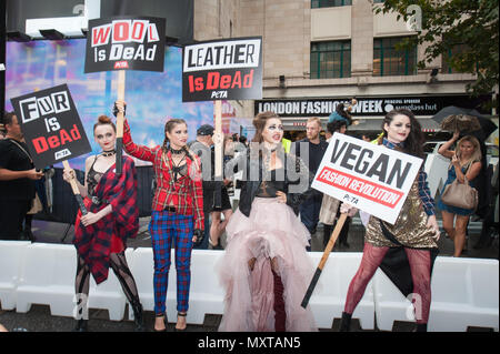 Brewer Street, Soho, Londres. Le 16 septembre 2016. Que Londres célèbre 40 ans de punk, des militants de PETA étincelle son propre "Mode Vegan Revolution' outsi Banque D'Images