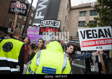 Brewer Street, Soho, Londres. Le 16 septembre 2016. Que Londres célèbre 40 ans de punk, des militants de PETA étincelle son propre "Mode Vegan Revolution' outsi Banque D'Images