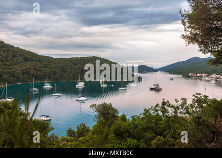 Le mouillage abrité de Luka Polače, île de Mljet, Dubrovnik-Neretva, Croatie Banque D'Images