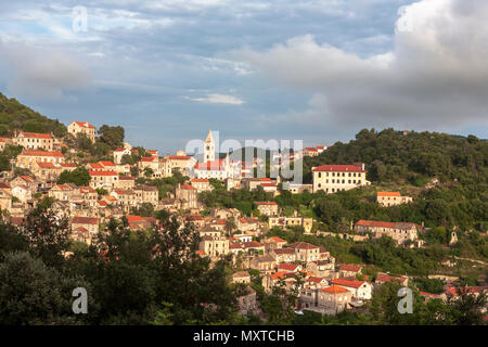 La ville de Lastovo dans son amphithéâtre naturel, Dubrovnik-Neretva County, Croatie Banque D'Images