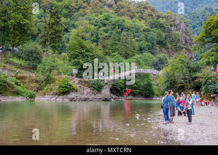 Makhuntseti, Géorgie - 26 août 2017 : personnes à pied et de prendre des photos sur Makhuntseti bridge, un lieu touristique connu dans la région de l'Adjarie Banque D'Images