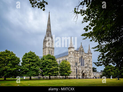 De style gothique, la cathédrale de Salisbury pris à Salisbury, Wiltshire, Royaume-Uni le 7 septembre 2013 Banque D'Images