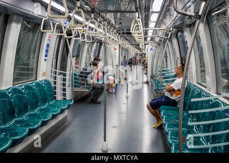 Train à l'intérieur du système de transport rapide de masse Singapour prises à Singapour, l'Asie le 28 octobre 2013 Banque D'Images