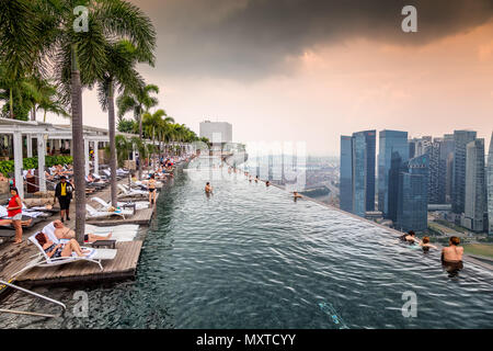 Piscine sur le toit à la Marina Sands Hotel à Singapour, en Asie prises le 28 octobre 2013 Banque D'Images