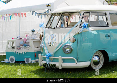 Mariage Vintage VW Campervan avec une juste marié signe sur l'avant à une vw show. Stoner Park, Oxfordshire, Angleterre Banque D'Images