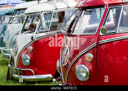 1967 VW Volkswagen Split Screen camping-cars à un VW Show. Stoner Park, Oxfordshire, Angleterre Banque D'Images