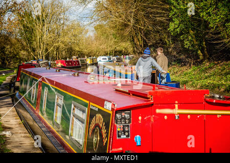 Les péniches sur le canal Kennet & Avon à Bradford on Avon, Wiltshire, Royaume-Uni prises le 23 mars 2014 Banque D'Images