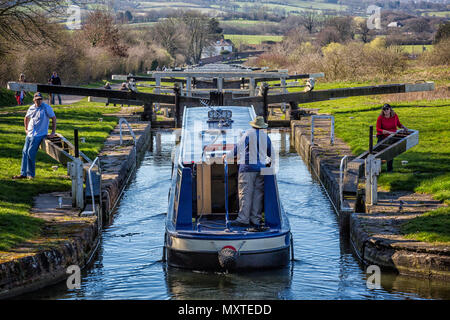 Barge de descendre Caen serrures dans Devizes, Wiltshire, Royaume-Uni prise le 16 mars 2014 Banque D'Images