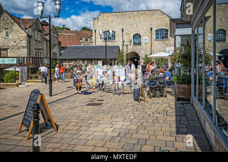 Cour pont boutiques dans Bradford on Avon, Wiltshire, Royaume-Uni prise le 25 juillet 2015 Banque D'Images