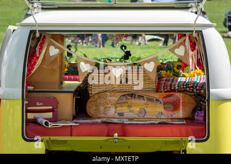 Le camping-car Volkswagen VW à un arrière VW Show. Stoner Park, Oxfordshire, Angleterre Banque D'Images