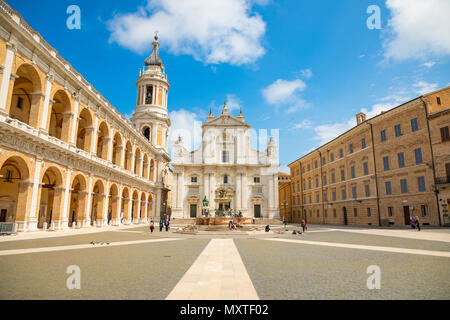 Loreto, Ancona, Italie - 8.05.2018 : Square de Loreto avec contexte la basilique en journée ensoleillée, portique, sur le côté, les gens dans la place à Loreto Banque D'Images