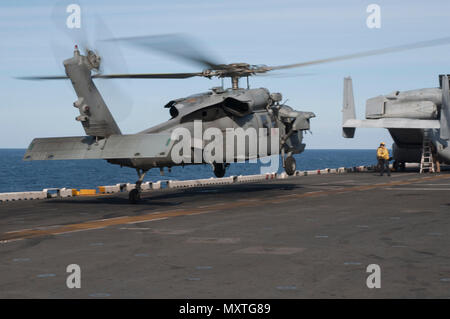 161206-N-BD308-071 MER MÉDITERRANÉE (déc. 6, 2016) Un MH-60S Sea Hawk, atterrit sur le pont d'envol du navire d'assaut amphibie USS Wasp LHD (1) le 6 décembre 2016. Le Wasp est déployé avec le groupe amphibie Wasp pour appuyer les opérations de sécurité maritime et les efforts de coopération en matière de sécurité dans le théâtre américain dans la 6ème zone d'opérations de la flotte. (U.S. Photo par MARINE MATELOT Levingston Lewis/libérés) Banque D'Images