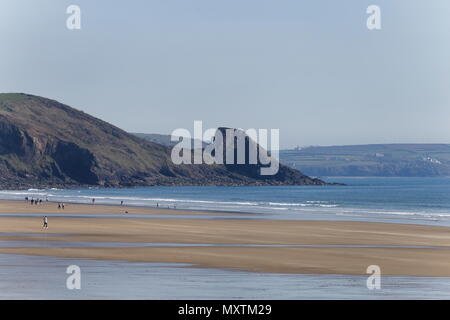 Les personnes bénéficiant de Newgale beach Pembokeshire au Pays de Galles Banque D'Images