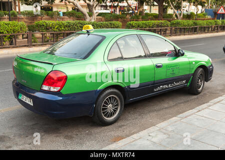 Aqaba, Jordanie - Mai 18, 2018 : Green taxi voiture est garée sur un côté de la rue dans la ville d'Aqaba, vue arrière Banque D'Images