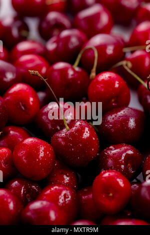 Cerises à l'eau gouttes close-up. Les baies macro shot with copy space Banque D'Images