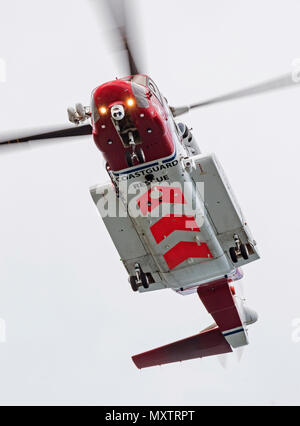 L'hélicoptère des garde-côtes G-MCGY sur l'exercice avec le RNLI dans Mounts Bay Cornwall, UK Banque D'Images
