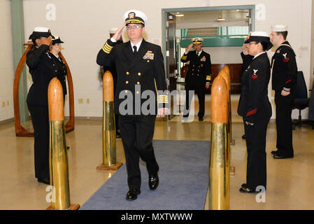 161204-N-XE058-042 Forth Worth, Texas (déc. 4, 2016) Le capitaine Joey Dodgen, le commandant sortant de la réserve de la marine, 7ème Flotte américaine (NR C7F), est joué à bord au cours d'une cérémonie de passation de commandement, le Joint Reserve Base Fort Worth. (U.S. Photo par Marine Maître de 1re classe Louis Rojas/libérés) Banque D'Images