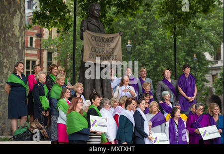 Députées portant les couleurs des suffragettes de vert, violet et blanc posent pour une photo de la statue de Millicent Fawcett dans la place du Parlement, Londres, dans la perspective de la participation de masse artwork 'Processions", qui va voir des dizaines de milliers de femmes processus par Londres pour créer une vie, les déplacements du pavillon des suffragettes le dimanche 10 juin. Banque D'Images