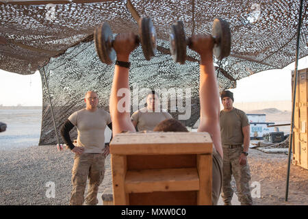 Les soldats de l'armée américaine, affecté à la 2e Peloton du 3e bataillon du 321e Batterie Baker Field Artillery Regiment 18e Brigade d'artillerie de regarder comme un coéquipier poids ascenseurs afin de corriger toute insuffisance dans la forme à l'Aérodrome de Qayyarah West, l'Iraq, le 23 novembre 2016. Plus de 60 partenaires de la Coalition se sont engagés à l'objectif d'éliminer la menace posée par l'État islamique d'Irak et du Levant et contribué à divers titres. (U.S. Photo de l'armée par le Sgt. Joshua Wooten) Banque D'Images