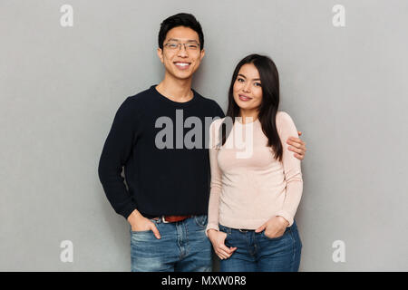 Image jeune couple aimant isolés sur fond de mur gris à la caméra. Banque D'Images