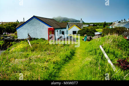 Easdale Island, la plus petite île habitée en permanence de l'Hébrides intérieures, de l'Écosse. Le bâtiment sur la gauche abrite le musée de l'île. Banque D'Images