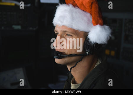 Le Capitaine Darryl Lawlor, 36e Escadron de transport aérien C-130 Hercules navigator, observe le ciel au cours de l'Opération Goutte de Noël 2016 sur îles micronésiennes à distance, le 6 décembre 2016. Cette année marque 65 ans de l'Opération Goutte de Noël qui vous permet de bénéficier des possibilités de formation pour le transport aérien à la fois la paix et les efforts de guerre. (U.S. Photo de l'Armée de l'air par la Haute Airman Delano Scott/libérés) Banque D'Images