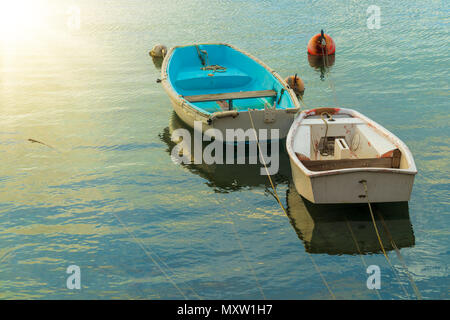 Les petits bateaux amarrés le long d'une rive des Bermudes. Banque D'Images