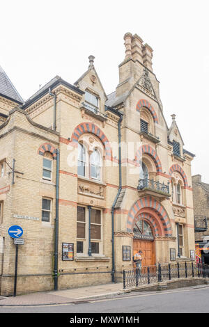 La façade avant de la Corn Exchange, construite au xixe siècle, et maintenant une salle de concert, sur la rue Wheeler, Cambridge, Angleterre. Banque D'Images