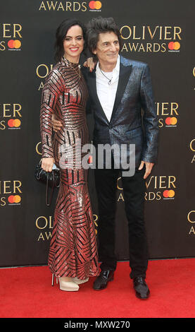 08 avril 2018 - Ronnie Wood et Sally Wood à l'Olivier Awards avec Mastercard, Royal Albert Hall à Londres, Angleterre, RU Banque D'Images