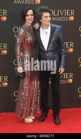 08 avril 2018 - Ronnie Wood et Sally Wood à l'Olivier Awards avec Mastercard, Royal Albert Hall à Londres, Angleterre, RU Banque D'Images