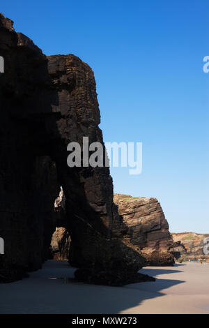Comme à l'arche naturelle Catedrais beach - c'est le nom touristique de Praia de Augas Santas. La Galice Banque D'Images