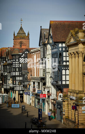 Monument principal centre commercial Eastgate Street road Chester, Cheshire, Angleterre, Tudor boutiques dans le centre-ville historique Banque D'Images