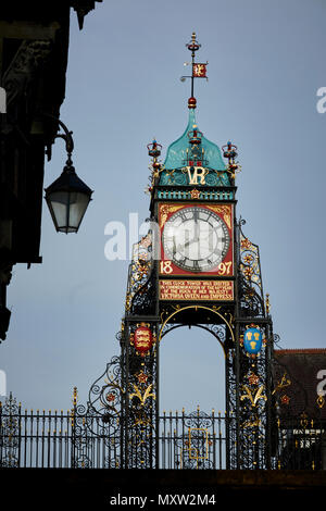 Monument Eastgate Clock à Chester, Cheshire, Angleterre, entrée originale de la forteresse romaine de Deva Victrix. Une partie de la ville de Roman walls Banque D'Images