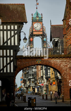 Monument Eastgate Clock à Chester, Cheshire, Angleterre, entrée originale de la forteresse romaine de Deva Victrix. Une partie de la ville de Roman walls Banque D'Images