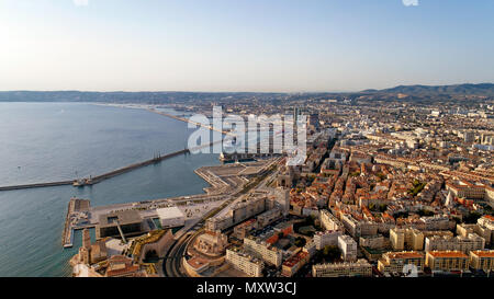 Vue aérienne du port de la ville de Marseille, Bouches du Rhône, France Banque D'Images