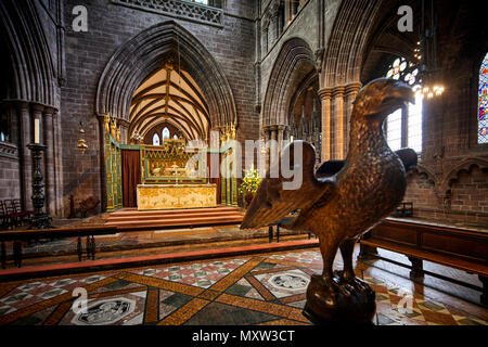 Monument Roman gothique l'intérieur de la cathédrale de Chester, Cheshire, Angleterre, attraction touristique classé dans le centre-ville, Banque D'Images