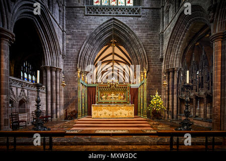 Monument Roman gothique l'intérieur de la cathédrale de Chester, Cheshire, Angleterre, attraction touristique classé dans le centre-ville, à l'Alter Banque D'Images