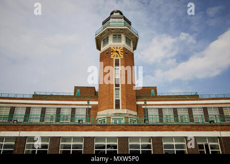 Le Crowne Plaza Liverpool John Lennon Airport Hotel, anciennement de l'aérogare de l'aéroport de Speke Liverpool, art déco tour de contrôle d'aérodrome Banque D'Images