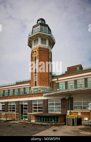 Le Crowne Plaza Liverpool John Lennon Airport Hotel, anciennement de l'aérogare de l'aéroport de Speke Liverpool, art déco tour de contrôle d'aérodrome Banque D'Images