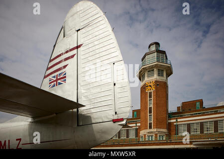 Le Crowne Plaza Liverpool John Lennon Airport Hotel, anciennement de l'aérogare de l'aéroport de Speke Liverpool, art déco tour de contrôle d'aérodrome Banque D'Images