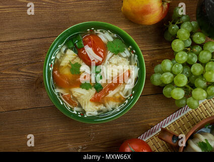 Poisson, ogurdzhalinskaya shorba cuisine turkmène , un assortiment de plats internationaux classiques, vue du dessus. Banque D'Images