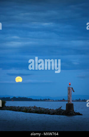 Moonrise Moonrise du fleuve Fraser à Garry Point Park à Richmond, Colombie-Britannique, Canada. Banque D'Images