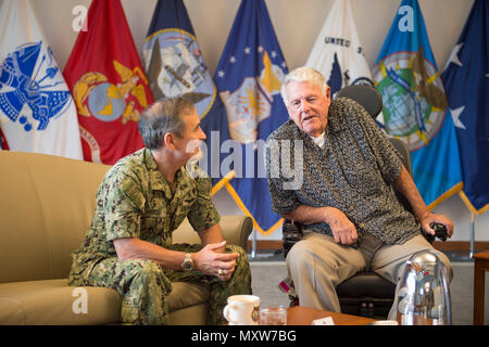 161208-N-DX698-033 H.M. CAMP SMITH, New York (déc. 8, 2016), commandant du Commandement du Pacifique des États-Unis, Adm. Harry Harris se félicite de la WWII et ancien prisonnier de guerre, ancien combattant Le Sgt. George Emerson et son épouse lors de leur visite au siège de l'PACOM. Emerson a été invité au nom de Harris après il n'a pas pu participer à la commémoration du 75e anniversaire officiel du 15 au 18 7e à Pearl Harbor. Emerson a servi dans l'US Army Air Corps et a été capturé par les forces allemandes lorsque son avion a été détruit lors d'une attaque. (U.S. Photo par Marine Maître de 1re classe Jay M. Chu) Banque D'Images