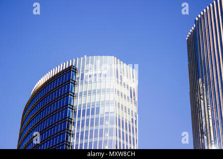 Façade d'un bâtiment de l'entreprise bleu à côté de son immeuble. Banque D'Images