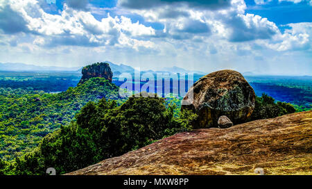 Vue de Sigiriya aka le Rocher du lion de montagne Pidurangala, Sri Lanka Banque D'Images