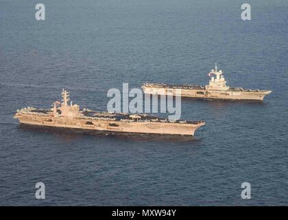 161125-N-QY430-468 MER MÉDITERRANÉE (déc. 6, 2016) porte-avions USS Dwight D. Eisenhower (CVN 69) (Ike) transits la mer Méditerranée aux côtés de FS du porte-avions Charles de Gaulle (R91). Ike, actuellement déployé dans le cadre du groupe aéronaval d'Eisenhower, mène des opérations navales dans la sixième flotte américaine zone d'opérations à l'appui de la sécurité nationale des États-Unis en Europe. (U.S. Photo par Marine Maître de 1re classe Rafael Martie) Banque D'Images