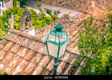 Les bardeaux des toits de maison, lampe, croix et Bell. Vintage l'Europe. Banque D'Images